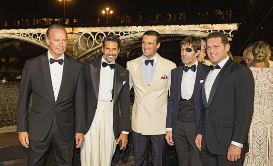 Premios Escaparate 2024: glamour en Sevilla y etiqueta impecable con esmoquin